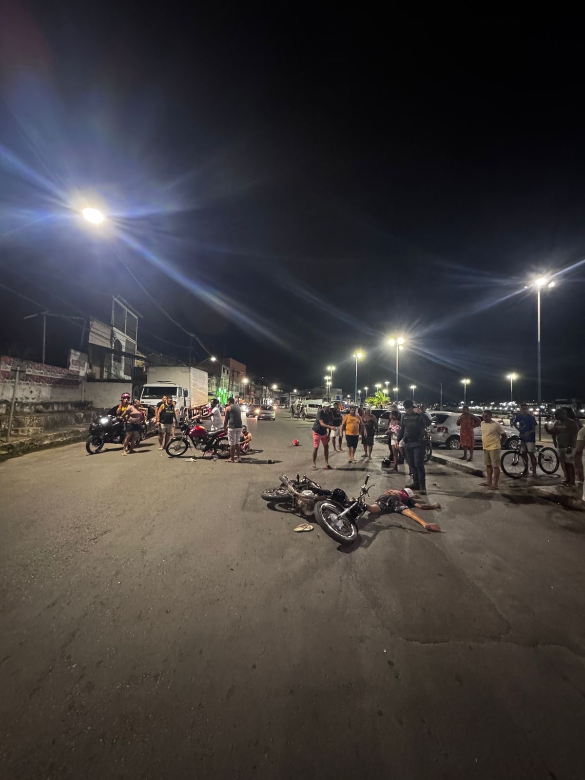 COLISÃO ENTRE DUAS MOTOS DEIXA TRÊS PESSOAS FERIDAS NA PRAÇA DOS CAXIXIS