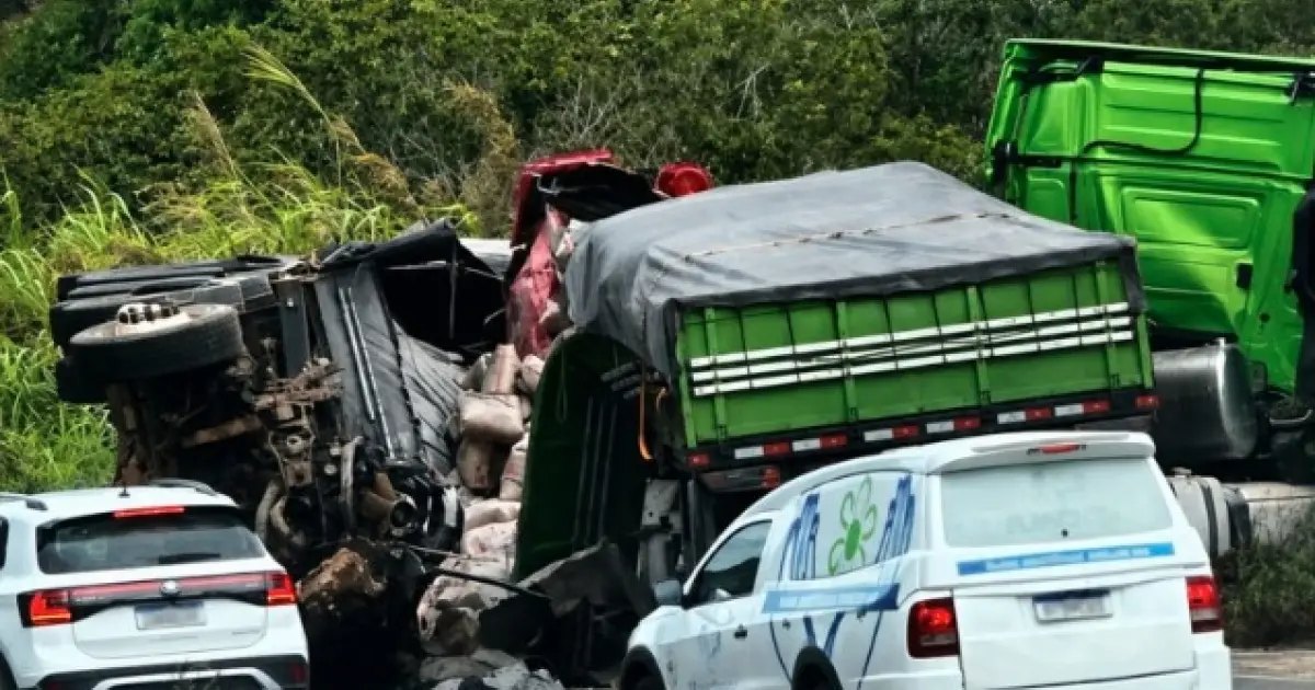 COLISÃO ENTRE CARRETAS NA BR-101 EM ITABELA DEIXA CAMINHONEIRO MORTO E OUTRO FERIDO
