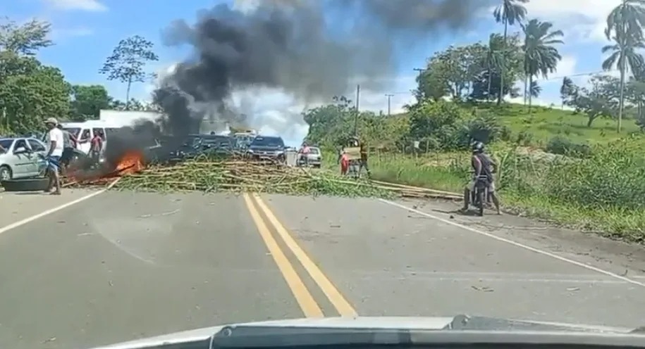 FAMILIARES DE PACIENTE BLOQUEIAM BA-046 EM NAZARÉ E COBRAM REGULAÇÃO PARA CIRURGIA DE URGÊNCIA FAMILIARES DE PACIENTE BLOQUEIAM BA-046 EM NAZARÉ E COBRAM REGULAÇÃO PARA CIRURGIA DE URGÊNCIA