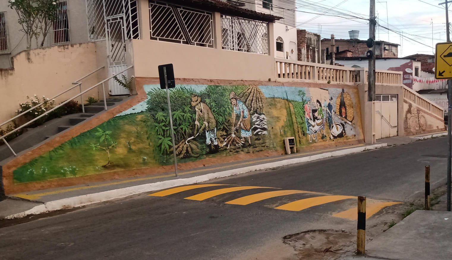 ARTISTA JACKSON BABILAS RETRATA TRADIÇÃO DA FARINHA DE MANDIOCA EM MURAIS DE NAZARÉ