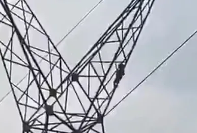 CRIANÇA DE 5 ANOS É RESGATADA DE TORRE DE TRANSMISSÃO A MAIS DE TRÊS METROS DE ALTURA