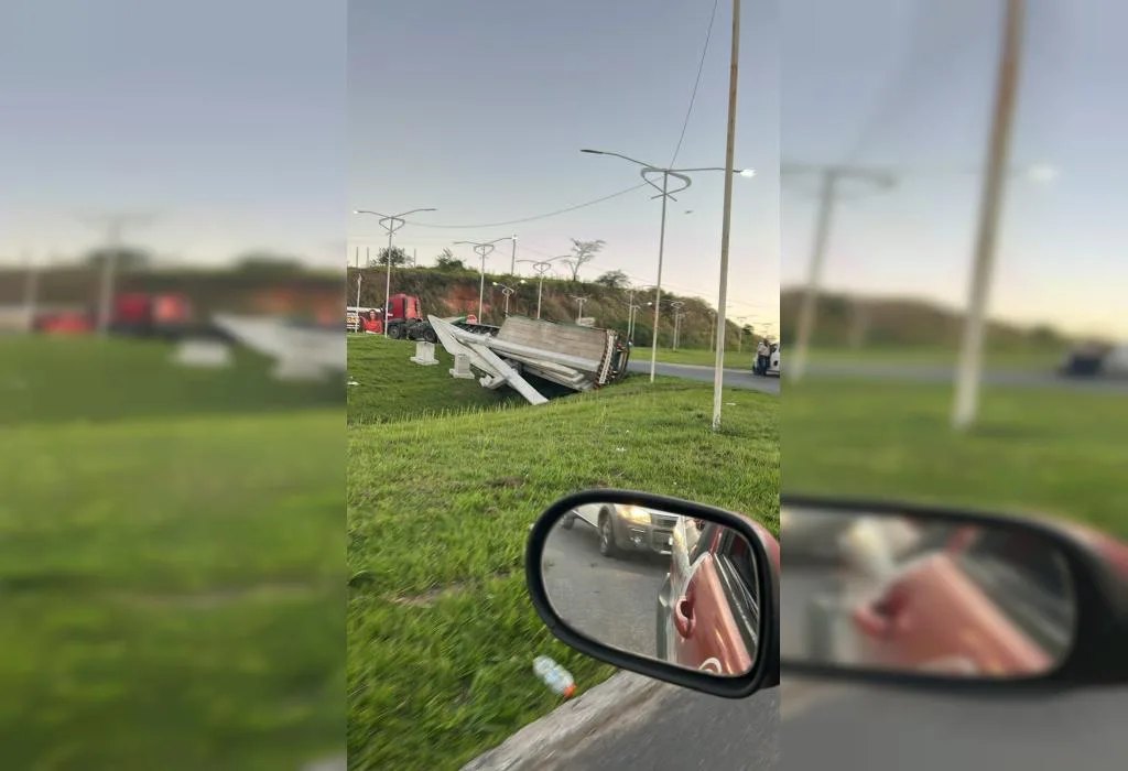 CARGA DE ESTRUTURAS DE CONCRETO CAI DE CARRETA E COMPLICA TRÂNSITO NA BR-101 EM SANTO ANTÔNIO DE JESUS