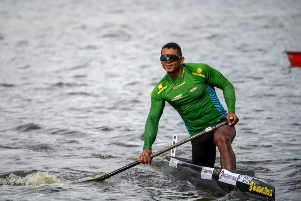 Isaquias Queiroz ergue a medalha de ouro no C1 500m durante o Mundial de Canoagem em Poznan, Polônia
