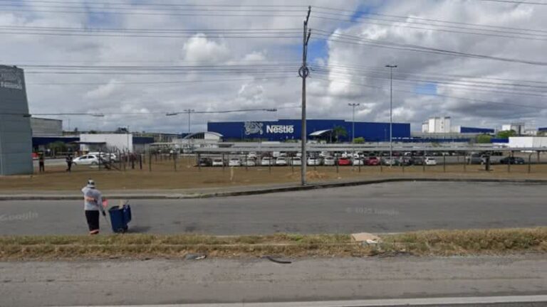 Motorista morre ao ser atropelado por carreta dentro de fábrica da Nestlé em Feira de Santana