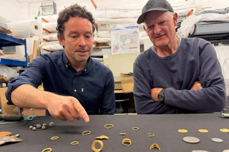 MERGULHADOR ENCONTRA NAVIO NAUFRAGADO HÁ 350 ANOS COM JOIAS E MOEDAS DE OURO